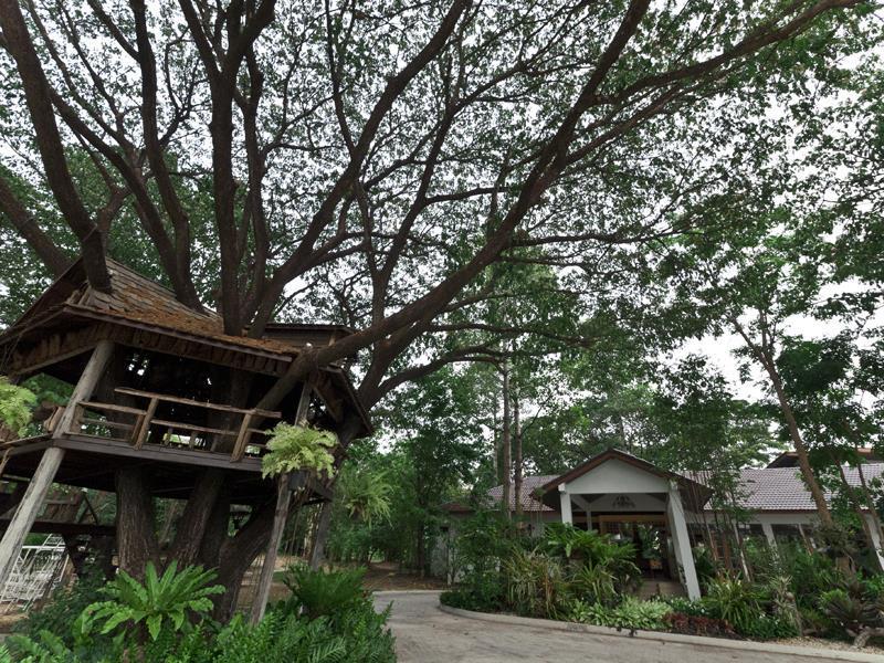 Tree House Hotel Sisaket Exterior foto