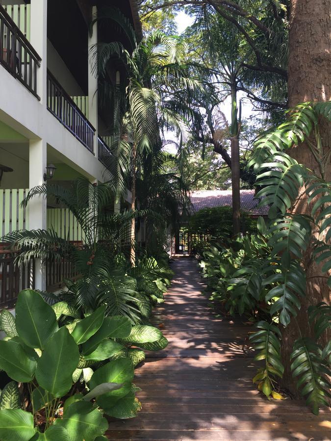 Tree House Hotel Sisaket Exterior foto